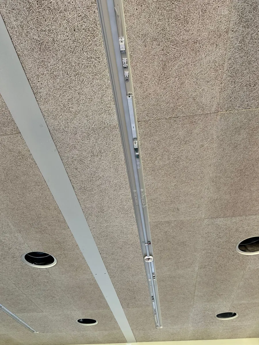 Teto com iluminação